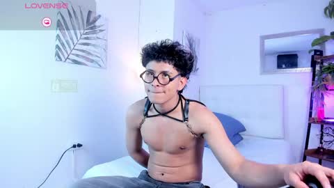 JHONNATHAN online show from May 2026 08:05:01 PM