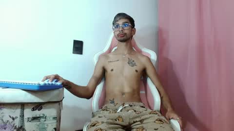 jhonsonvlatino online show from July 2026 01:12:01 AM
