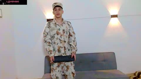 john_ssnow29 online show from December 2025 12:32:01 PM