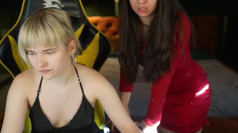 Snapshot of juicy_secrets_054 chatting on May 2026 02:43:01 PM Elza online show from May 2026 02:43:01 PM