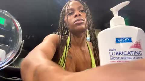 Snapshot of juicyexotic chatting on January 2025 04:03:01 AM JuicyExotic online show from January 2025 04:03:01 AM