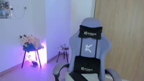 juli_santos_22 online show from October 2025 06:38:02 PM