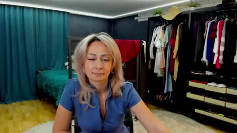 julia__cherry_ online show from April 2026 03:13:01 PM