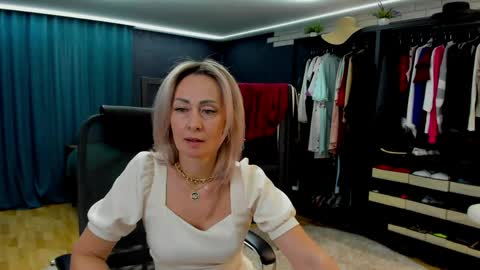julia__cherry_ online show from April 2026 02:41:01 PM