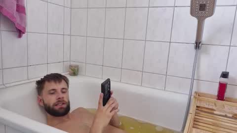 julia_official online show from October 2025 10:13:02 AM