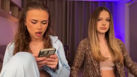 Julia R Le online show from March 2026 07:42:01 PM