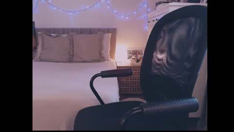 julialiones online show from October 2025 09:18:02 AM