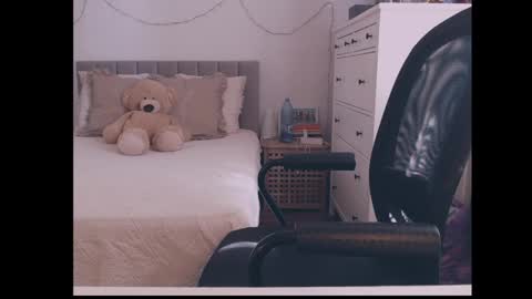 julialiones online show from May 2026 02:25:01 PM