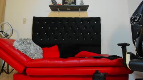 Snapshot of julian_wallace chatting on February 2025 03:09:01 PM julian_wallace online show from February 2025 03:09:01 PM