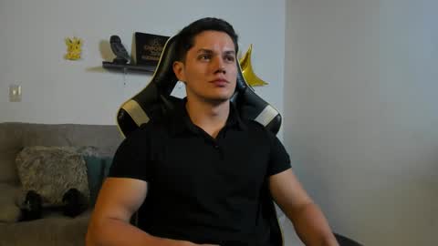 Snapshot of julian_wallace chatting on October 2025 07:07:02 PM julian_wallace online show from October 2025 07:07:02 PM