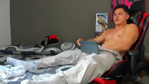 julian_wallace1 online show from May 2026 05:09:01 PM