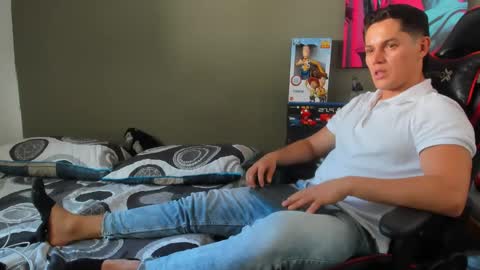 julian_wallace1 online show from May 2026 08:36:01 PM