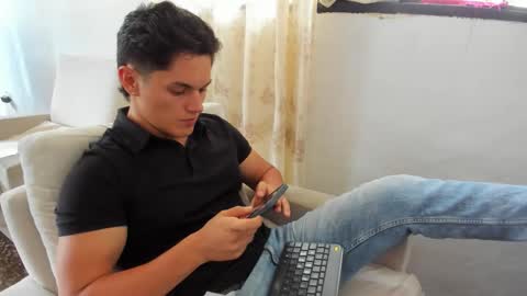 julian_wallace1 online show from May 2026 06:15:02 PM