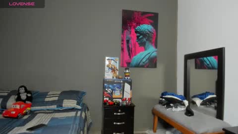 julian_wallace1 online show from May 2026 10:18:01 PM
