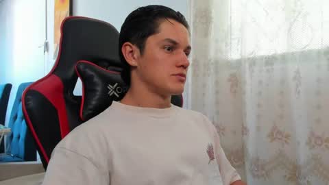 julian_wallace1 online show from June 2026 07:06:02 PM