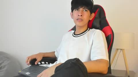 Snapshot of julian_xp chatting on May 2026 06:58:01 PM Julian online show from May 2026 06:58:01 PM