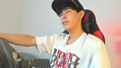 Snapshot of julian_xp chatting on May 2026 07:43:02 PM Julian online show from May 2026 07:43:02 PM