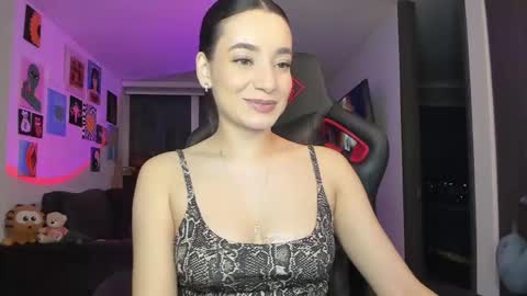 Snapshot of julidavila chatting on April 2026 12:25:02 AM Jeimy Help me to reach 100 thumbs up online show from April 2026 12:25:02 AM
