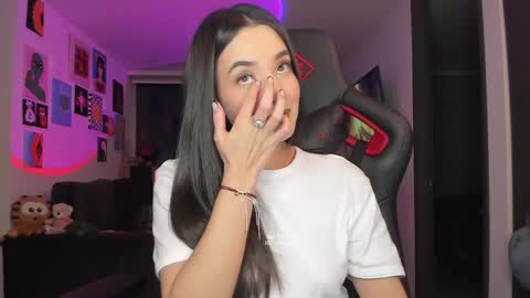 Snapshot of julidavila chatting on April 2026 01:38:01 AM Jeimy Help me to reach 100 thumbs up online show from April 2026 01:38:01 AM