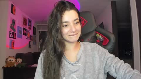 Snapshot of julidavila chatting on May 2026 01:46:01 AM Jeimy Help me to reach 100 thumbs up online show from May 2026 01:46:01 AM