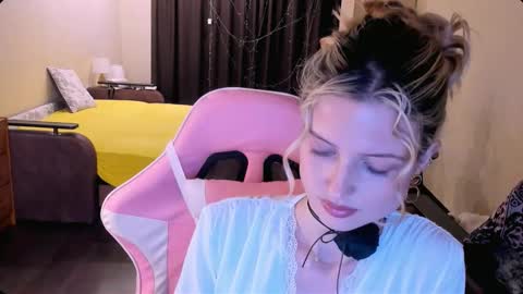 Julie online show from November 2025 07:45:02 PM