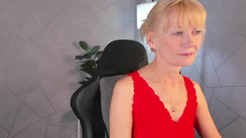 Julie Lucasss online show from May 2026 12:06:02 AM
