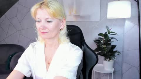 Julie Lucasss online show from June 2026 12:16:02 AM