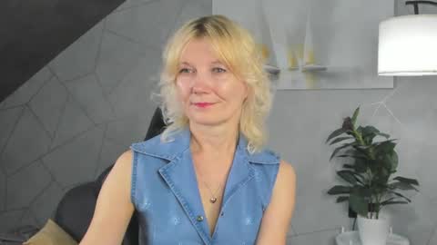 Julie Lucasss online show from June 2026 12:21:02 AM