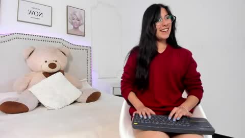 Snapshot of juliee_ross chatting on May 2026 12:34:02 PM juliee_ross online show from May 2026 12:34:02 PM