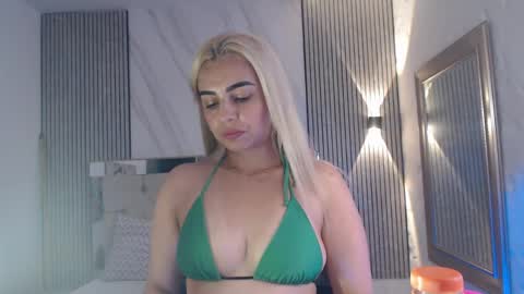julieta__fox_ online show from June 2026 06:35:01 PM