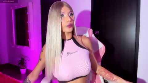 Snapshot of julieta_princess_ chatting on July 2026 05:12:02 AM online show from July 2026 05:12:02 AM