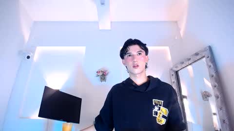 jullian online show from June 2026 07:58:02 PM