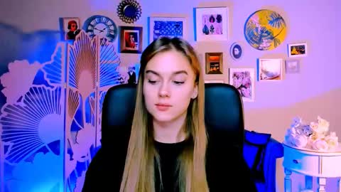 junewoods online show from November 2025 12:37:01 PM