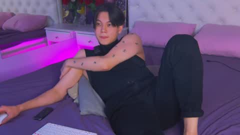 just_gay_ online show from March 2025 01:35:02 AM