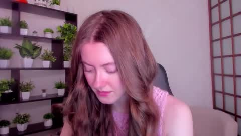 Snapshot of kate_cuddle chatting on November 2025 02:33:01 AM Kate online show from November 2025 02:33:01 AM