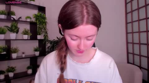 Snapshot of kate_cuddle chatting on November 2025 02:34:02 AM Kate online show from November 2025 02:34:02 AM