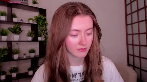 Snapshot of kate_cuddle chatting on December 2025 02:27:01 AM Kate online show from December 2025 02:27:01 AM