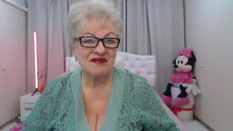 kaylesmoll online show from April 2026 06:54:02 PM