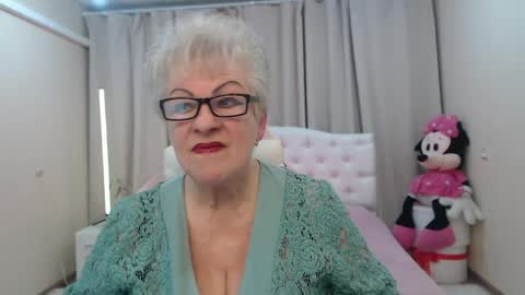 kaylesmoll online show from May 2026 06:38:01 PM