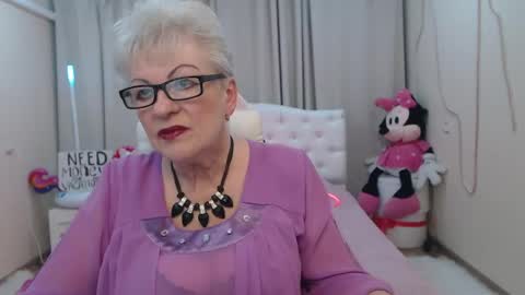 kaylesmoll online show from May 2026 06:48:01 PM
