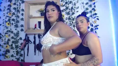 Snapshot of kaylie_and_dakota_ chatting on September 2025 01:54:02 AM kaylie and dakota online show from September 2025 01:54:02 AM