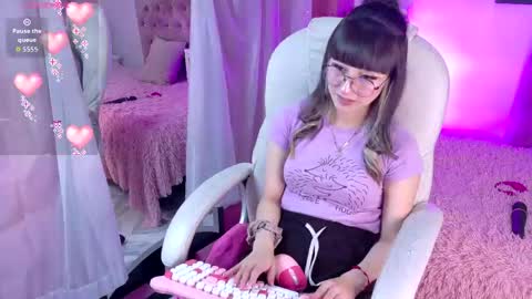 Snapshot of keiko_amane chatting on April 2026 04:19:01 AM online show from April 2026 04:19:01 AM
