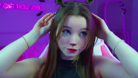 Keira online show from October 2025 06:28:02 PM