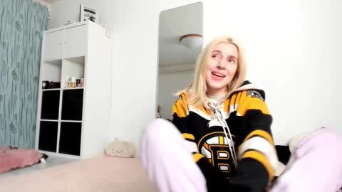 Snapshot of kenziedawton chatting on December 2024 04:58:02 AM Kenzie online show from December 2024 04:58:02 AM