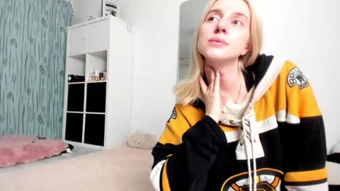 Snapshot of kenziedawton chatting on December 2024 04:42:02 AM Kenzie online show from December 2024 04:42:02 AM