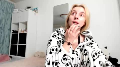 Snapshot of kenziedawton chatting on January 2025 05:10:01 AM Kenzie online show from January 2025 05:10:01 AM