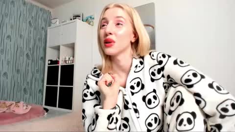 Snapshot of kenziedawton chatting on January 2025 05:14:02 AM Kenzie online show from January 2025 05:14:02 AM