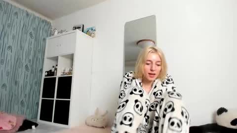 Snapshot of kenziedawton chatting on October 2025 06:11:02 AM Kenzie online show from October 2025 06:11:02 AM