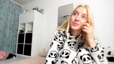 Snapshot of kenziedawton chatting on October 2025 06:01:02 AM Kenzie online show from October 2025 06:01:02 AM