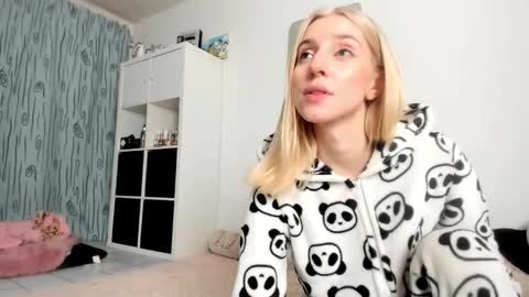 Snapshot of kenziedawton chatting on October 2025 01:50:02 PM Kenzie online show from October 2025 01:50:02 PM